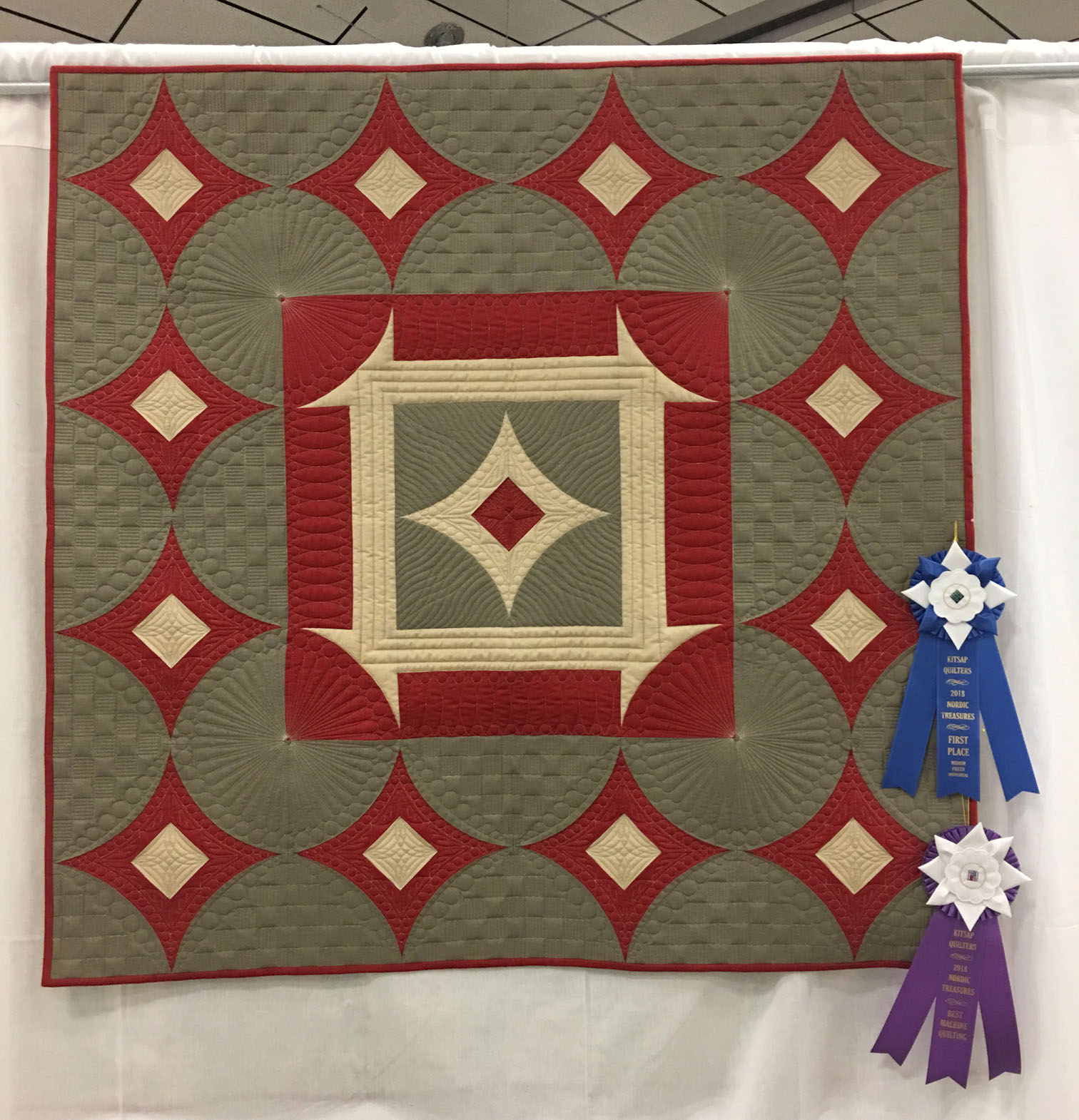 515A “French General the Modern Way” by Pam Knight, 1st place Med. Individual Quilt and Best Machine Quilting, 2018 Kitsap Quilt Show